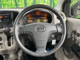 インテリアに合わせたデザインのステアリングは、運転される方のことも考え、運転しやすい形状、大きさです。是非一度、実際に触ってお確かめください。
