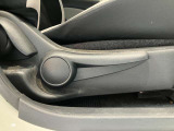 運転席はご自身の適切な運転ポジションへ移動可能なラチェットが付いております。