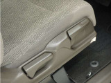 ◆シートハイトアジャスター◆運転席を上下に高さ調節ができます!運転ポジションを体格に合わせてシート調整できます。