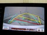 車庫入れや縦列駐車などの際に、後退操作の参考になるガイドラインをモニター画面に表示します。