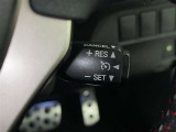 クルーズコントロール機能が付いています。 速度を設定するとアクセルを踏まなくても一定の速度で走ることができます。  高速道路ではとても便利な装置なんです。