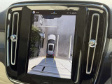 360&deg;カメラは縦型画面でとても見やすく、全方位にセンサーも付いているので狭い道でも安心です。クロストラフィックアラートで後方の障害物もお知らせしてくれます。