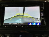 リバースギアに入れるだけで後方の表示へ切り替わります。夜間や雨の日の駐車も楽になりますよ。