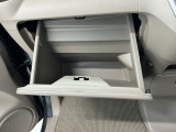 【グローブボックス】収納スペースが沢山あるので車内が散らからずに助かります。ちょっとした物を入れるのにいいですね♪
