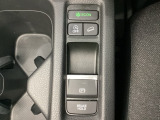 セレクトレバーの下に電子制御パーキングブレーキがあります。スイッチひとつで、停車した地点の傾斜などをシステムが検知・判断してブレーキ力を自動的に制御し、しっかり停車できるパーキングシステムです。