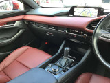 現在のMAZDA車はインパネ配置が視線の動きが少なくなるように設計レイアウトされています☆ひとつひとつの部品からMAZDAの安全に対するこだわりを感じる事が出来ます☆