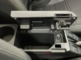 【フロントセンターアームレスト(ボックス付き)】運転席と助手席の間には、小物が収納できるボックス付のアームレストが装備!必要な物をぱっと取り出せて車内もスッキリです♪