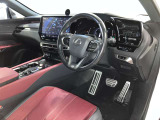 FSPORT専用本革スポーツシート。快適で操作性の良い運転の基本は、シートポジションです。