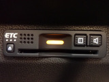 ■【ETC車載器】が装備されています。セットアップをしてお渡しとなり、ETCカードを差し込むだけで高速道路の利用が可能です。