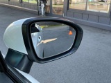 後側方から接近する車両を感知しオレンジ色に点灯して知らせてくれます。