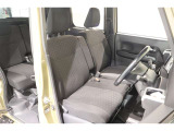 ■ベンチシート■  運転席&hArr;助手席の移動もしやすいベンチシートです。