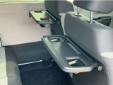 前席背面には格納式のテーブルを装備。ちょっとした荷物が掛けられて便利なコンビニフック付です。