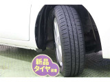 タイヤサイズは 175/65R15。タイヤ4本【新品】に交換してあります。スッキリとシンプルなデザインの純正アルミホイールを装着しています。