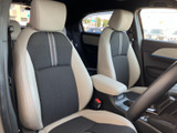明るい色合いと中央の落ち着いた色調を組み合わせたシートで、車内にすっきりとした印象があります。ゆったり座れる形状で、前席で過ごす時間を快適にお楽しみいただけます。