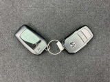 【スマートエントリーシステム】キーをポケットやバッグから取り出さなくてもドアの開閉やエンジンスタートができるすぐれものです。車の乗り降りも「スマート」に決めましょう♪