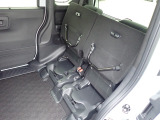 ◆チップアップ&ダイブダウン機構付【ULTR SEAT】は後席座面を左右分割で跳ね上げることができます。トランクで積載できない背の高い荷物をラクラク収納できます。ホンダ車ならではの人気装備です。
