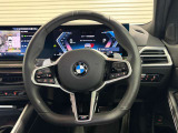 M Driveボタン クローム仕上げのディテールとコントラストステッチを施したダブルスポークデザインのマルチファンクションMスポーツレザーステアリングホイール