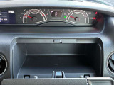 運転席にも大きな収納スペースを確保
