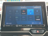 FM・AMやテレビ、Bluetooth Audioなど、利用できる音源や機能が画面に一覧表示されます。選択肢を見比べながら操作でき、普段の音楽再生から情報確認まで幅広く活用できます。