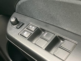 ドア側に窓の操作スイッチが集まり、運転席から手元で確認しやすい配置です。ミラー調整やロックなどのボタンもまとまっており、乗り降りの際にも使いやすい装備です。