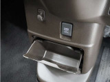 ◆センターロアボックス◆インパネ中央の下部には、ごみ箱としても使用する事ができるセンターロアボックスを装備しております。