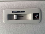 【リヤシーリングファン】後席に向かって風を送り、車内全体の空気を循環させてくれるので、効率的に車内を適温にすることができます!