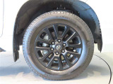 純正のアルミホイール装着車です。タイヤサイズは265/60R18です。