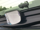 【後方視角支援ミラー】車両の後方付近を視覚的に確認するミラーです。広角ミラーとして設計されており、死角になりやすい後方付近の確認に役立ちます。