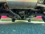 納車前にお車を持ち上げて入念に点検いたします。