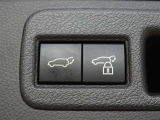 パワーバックドアを装備しています。バックドアを運転席からも開閉できます、便利ですよ。
