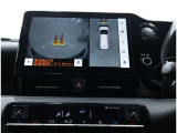 パノラミックビューモニター装備!トップビュー&フロントビュー・車両に取り付けたフロント、サイド、バックカメラの映像を合成して画面上に表示させることで、低速時の運転を補助する装置です。