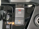 【電動パーキングブレーキ】ブレーキペダルを踏み込み、スイッチを引き上げると作動、押し下げると解除されます。