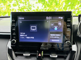 大画面にテレビや車両情報などが表示され、画面脇には各種操作ボタンも配置。目的の画面を選びやすく、日々の移動を便利にサポートします。