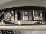 運転席の窓操作部分です。スイッチでミラーや窓の開閉が電動で行えます。