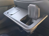 セカンドシートで使用できるドリンクホルダー装備ですよ!