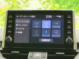 AM・FMをはじめ複数のオーディオソースが画面に表示され、好みに合わせて選べる構成です。音楽やラジオを楽しみたいときに、見やすいメニューから切り替えられる便利な装備です。