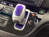 インパネシフトを採用しているので、前席の足元も広々としています。運転席と助手席の行き来もスムーズです!