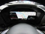 運転に必要な情報をグラフィカルに表示し、少ない視線移動で瞬時に認識できる先進的な液晶メーター。こちらはナビゲーション情報と連携する「地図画面」になります。