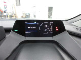 視線を前方に誘導する、トップマウントメーターを起点とし、安全確認がしやすく、運転に集中できる構成に。最大限走りの良さを楽しむことができます。