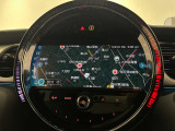 MINIらしい円形デザインのディスプレイに、8.8インチワイドの純正HDDナビゲーションを搭載。視認性にも優れ、インテリアのデザイン性と使いやすさを両立しています。