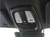 ルーフにあるボタンは、車両が始動しない場合、パンクした場合、または事故に遭った場合などに支援の要請に使用できるため安心感を高めることができます。