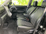 前席は体を支える立体的な形状で、ゆったりと座れる印象です。運転席から前方を見渡しやすい室内レイアウトで、黒を基調としたシートに白いステッチが入り、落ち着いて過ごせる空間です。