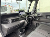 助手席側からも簡単に運転席へ移動出来ます