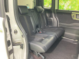 後席は左右にゆとりを持たせたベンチシートで、複数人での乗車にも対応。窓から光が入り、足元もすっきりしているため、同乗者も落ち着いて過ごせます。