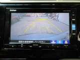 バックカメラの画像です。ガイドラインがスムースな車庫入れをサポートいたします。車庫入れの安心感がアップしますね。