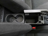 トランクフードオープナーがセンターコンソールボックス内に備えられています。