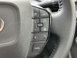 レーダークルーズコントロール(全車速追従機能付)付きです。車速に応じて追従支援してくれるので、ロングドライブも快適です。詳細は販売店スタッフまでおたずねください。