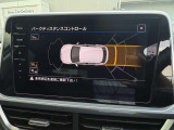 障害物との距離をセンサーで検知するパークディスタンスコントロール。音とディスプレイ表示で駐車時の安心感を高めます。