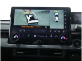 サイドクリアランスビュー表示中に、旋回時の運転操作に合わせて自動で車両を斜め後方から見たような映像を表示。