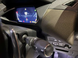 ・ワイパーレバー:右側に装備されたワイパーレバーでは、先端のボタンで運転席モニターにトリップメーターの表示をすることが可能。